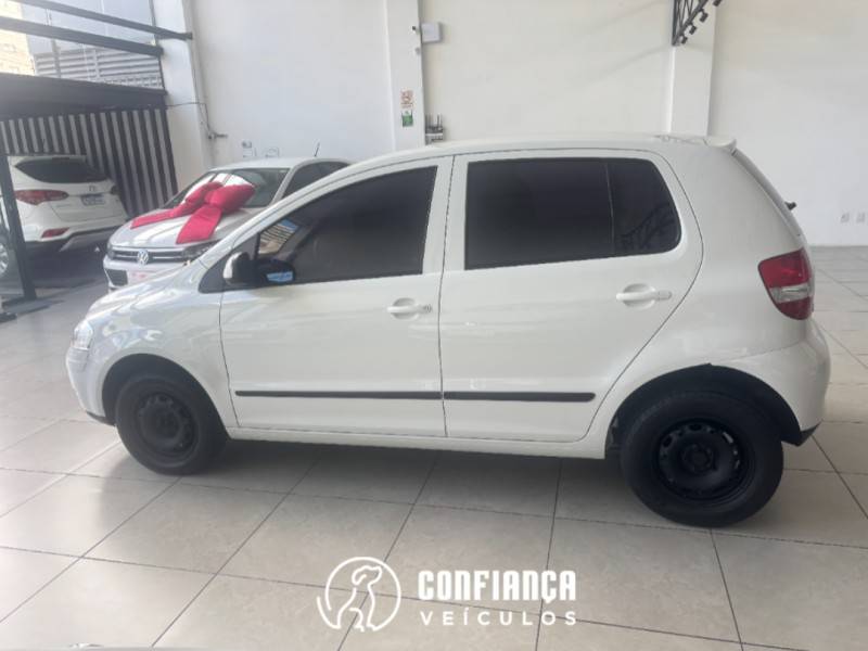 VOLKSWAGEN - FOX - 2006/2007 - Branca - R$ 21.900,00