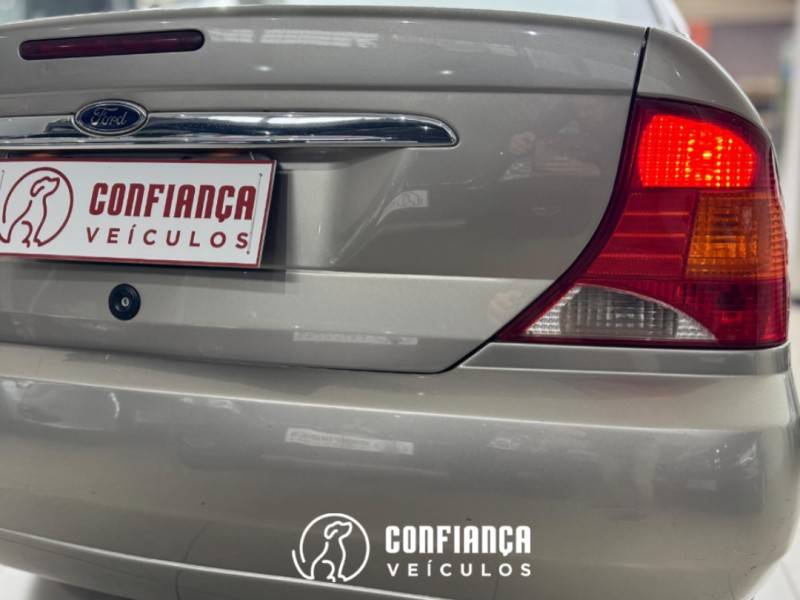 FORD - FOCUS - 2003/2003 - Prata - R$ 18.900,00