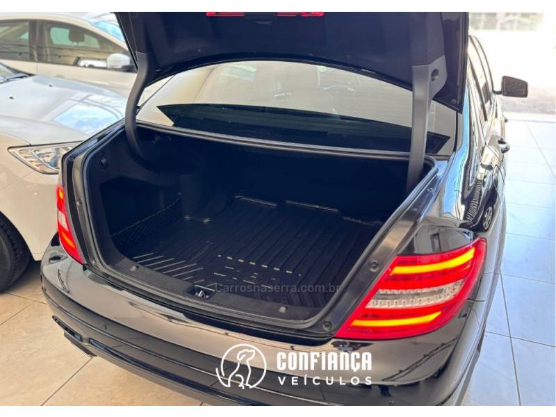 MERCEDES-BENZ - C 180 - 2013/2014 - Preta - R$ 79.900,00