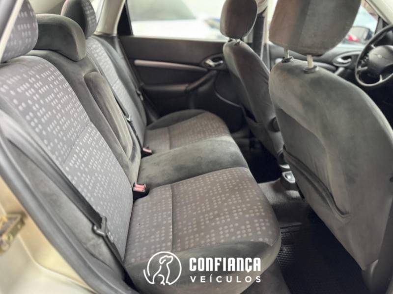 FORD - FOCUS - 2003/2003 - Prata - R$ 18.900,00