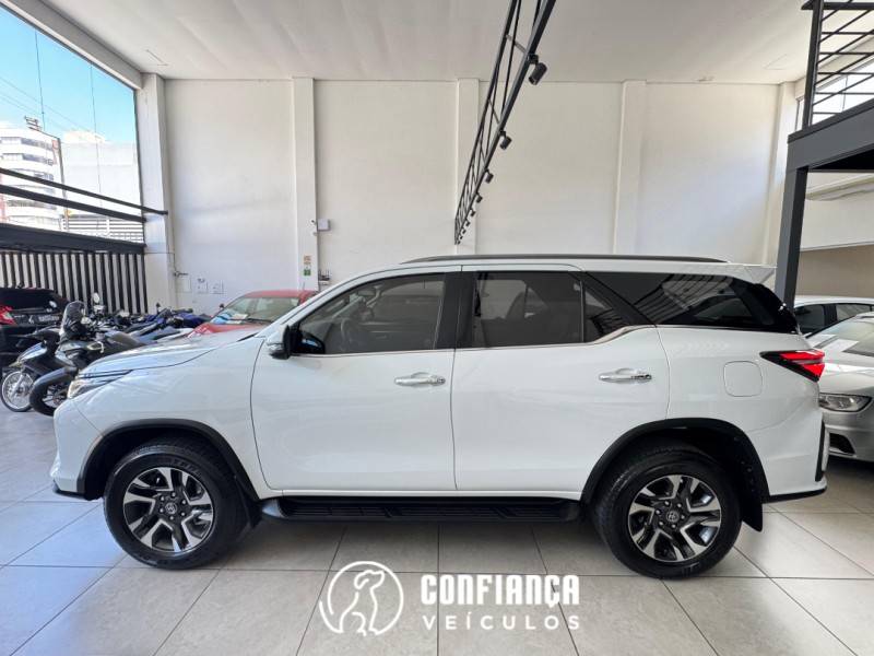 TOYOTA - HILUX SW4 - 2024/2024 - Branca - R$ 342.900,00