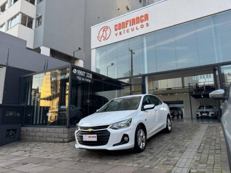 CHEVROLET - ONIX - 2022/2023 - Branca - R$ 84.900,00