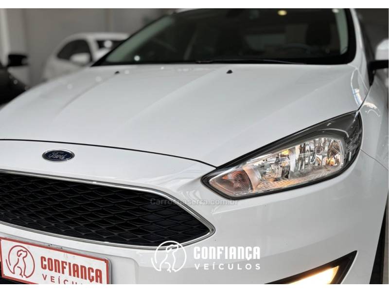 FORD - FOCUS - 2015/2016 - Branca - R$ 59.900,00