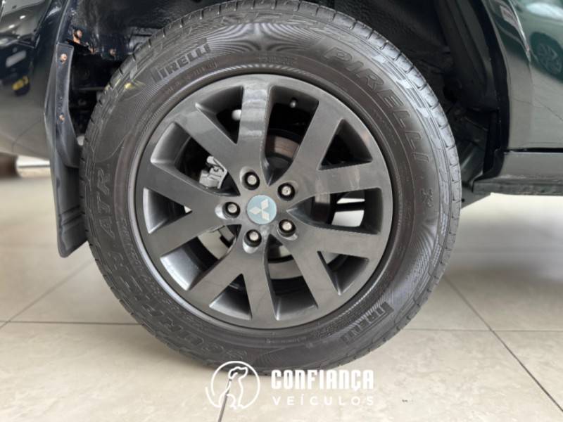 MITSUBISHI - PAJERO TR4 - 2012/2013 - Verde - R$ 66.900,00