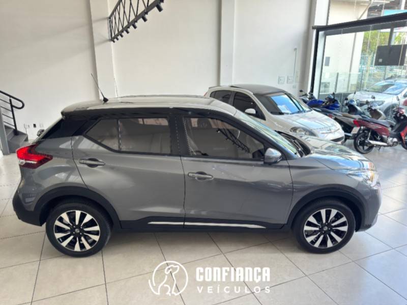 NISSAN - KICKS - 2016/2017 - Cinza - R$ 83.900,00