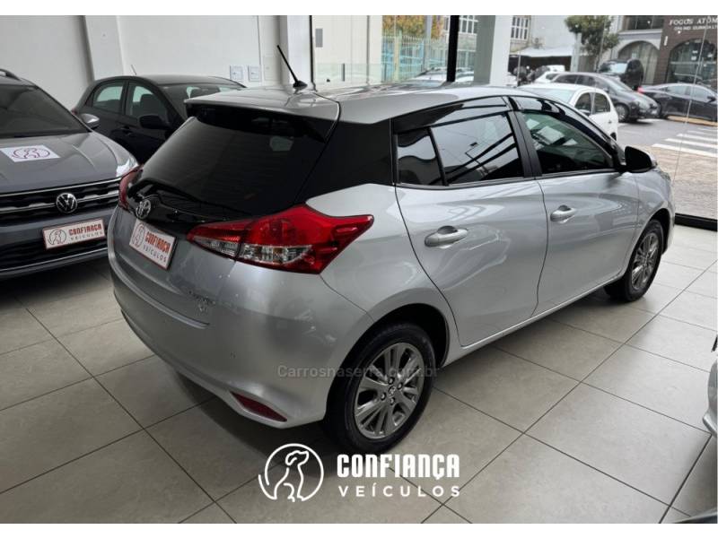 TOYOTA - YARIS - 2021/2022 - Prata - R$ 84.900,00