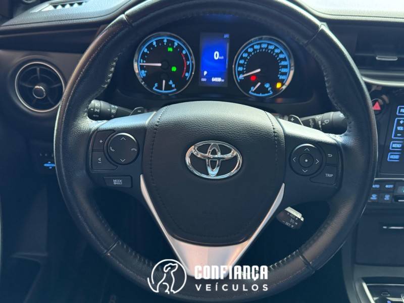 TOYOTA - COROLLA - 2018/2019 - Branca - R$ 108.900,00
