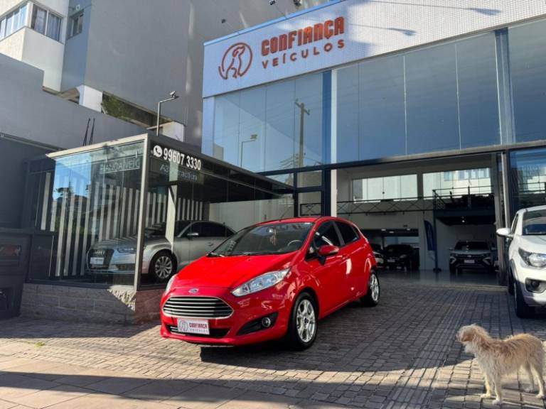 FORD - FIESTA - 2014/2015 - Vermelha - R$ 46.900,00