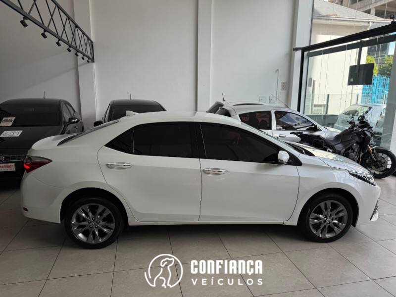 TOYOTA - COROLLA - 2018/2019 - Branca - R$ 108.900,00