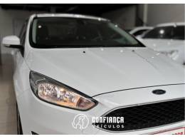 FORD - FOCUS - 2015/2016 - Branca - R$ 59.900,00