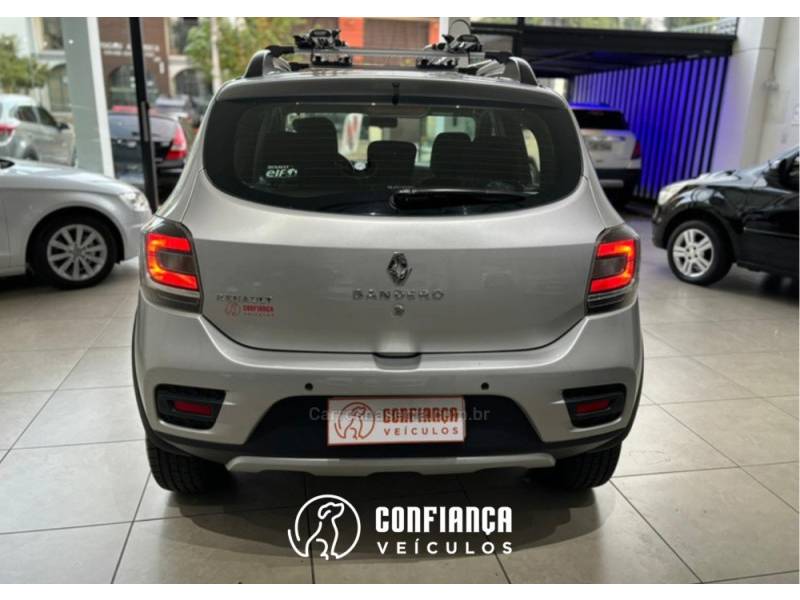 RENAULT - SANDERO - 2018/2019 - Prata - R$ 55.900,00