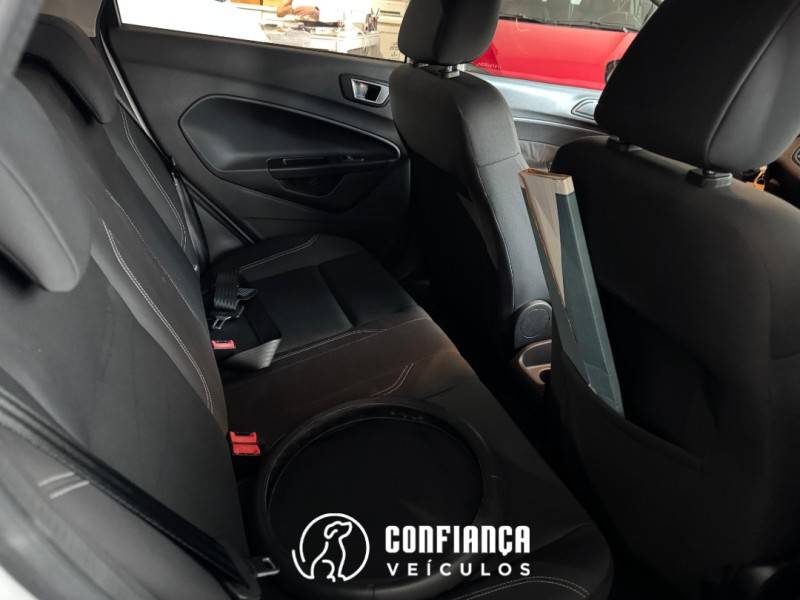 FORD - FIESTA - 2014/2015 - Branca - R$ 45.900,00