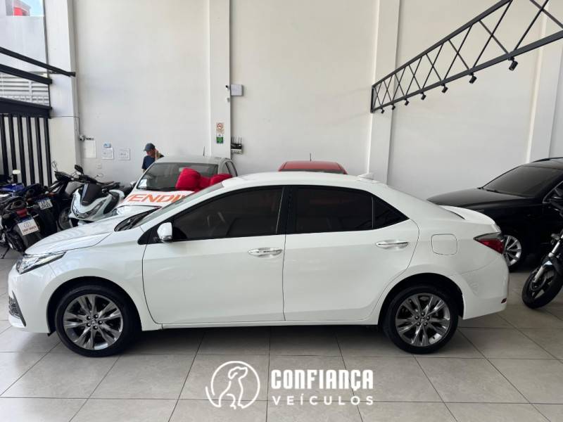 TOYOTA - COROLLA - 2018/2019 - Branca - R$ 108.900,00