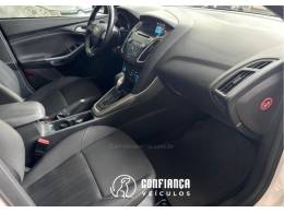 FORD - FOCUS - 2015/2016 - Branca - R$ 59.900,00