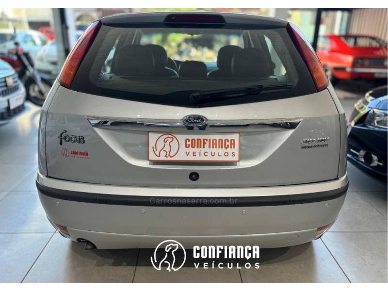 FORD - FOCUS - 2005/2005 - Prata - R$ 26.900,00