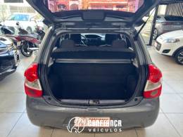 TOYOTA - ETIOS - 2015/2015 - Cinza - R$ 45.900,00