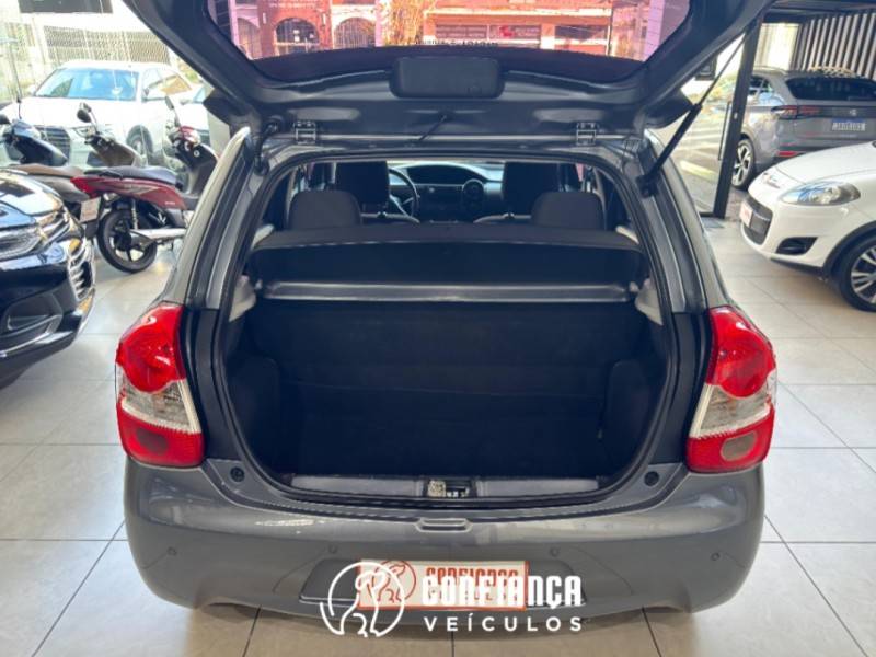 TOYOTA - ETIOS - 2015/2015 - Cinza - R$ 45.900,00