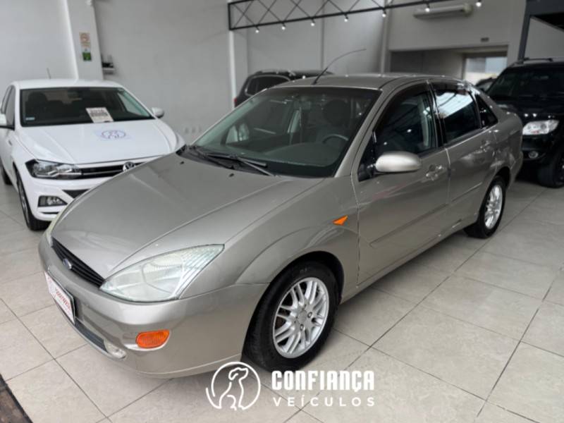 FORD - FOCUS - 2003/2003 - Prata - R$ 18.900,00