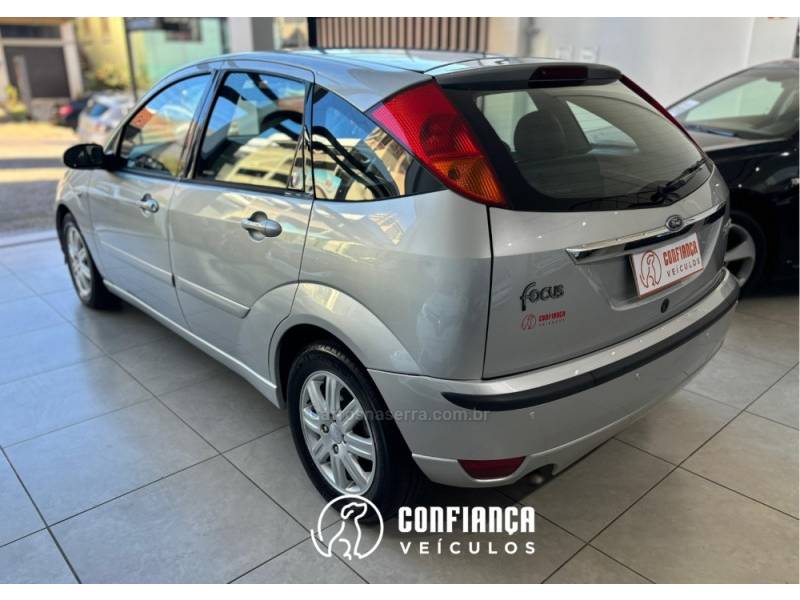 FORD - FOCUS - 2005/2005 - Prata - R$ 26.900,00