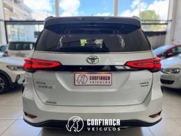 TOYOTA - HILUX SW4 - 2024/2024 - Branca - R$ 342.900,00