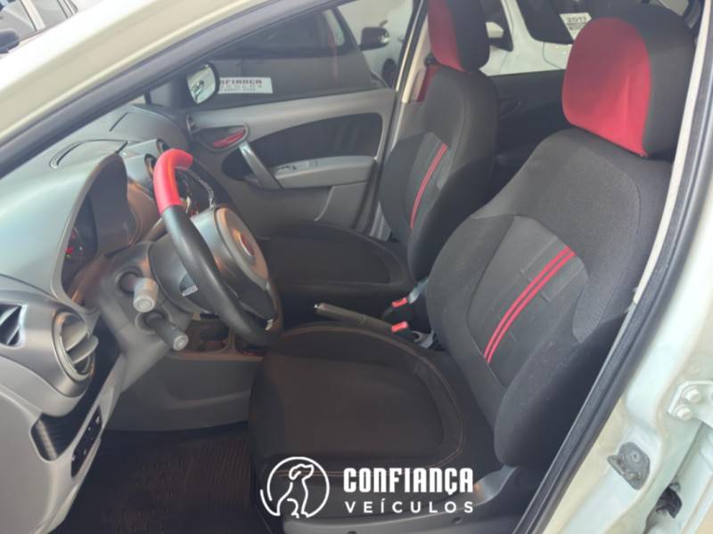 FIAT - PALIO - 2013/2013 - Branca - R$ 42.900,00