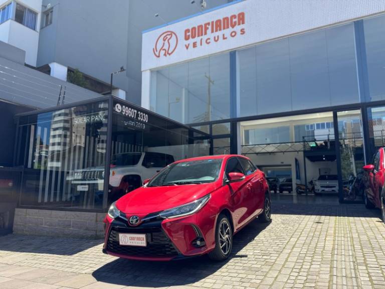 TOYOTA - YARIS - 2022/2023 - Vermelha - R$ 102.900,00