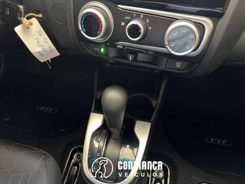 HONDA - FIT - 2015/2016 - Preta - R$ 69.900,00