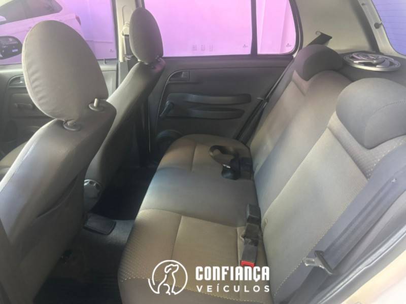 VOLKSWAGEN - FOX - 2006/2007 - Branca - R$ 21.900,00