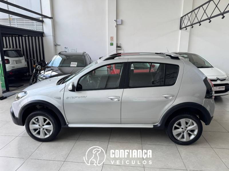 RENAULT - SANDERO - 2013/2014 - Prata - R$ 44.900,00