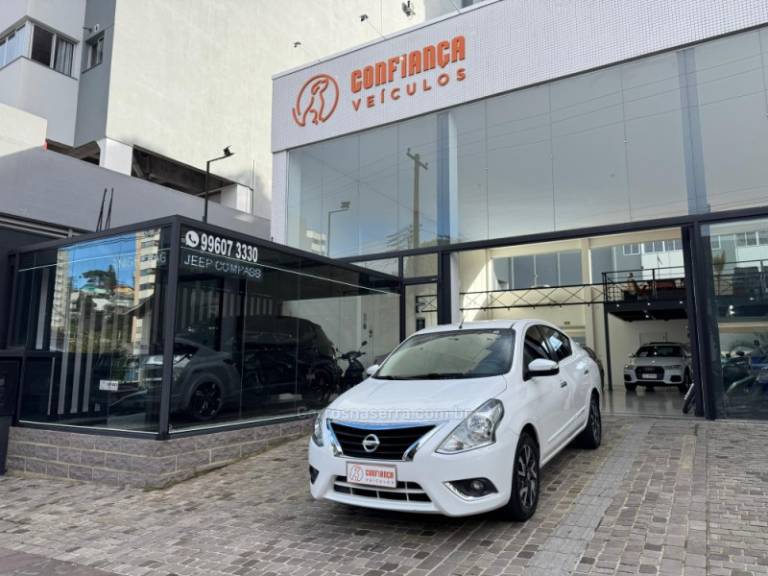 NISSAN - VERSA - 2016/2017 - Branca - R$ 61.900,00