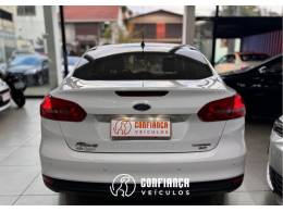 FORD - FOCUS - 2015/2016 - Branca - R$ 59.900,00