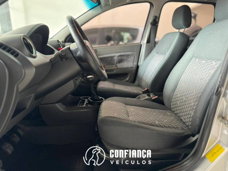 FORD - FIESTA - 2002/2003 - Prata - R$ 19.900,00