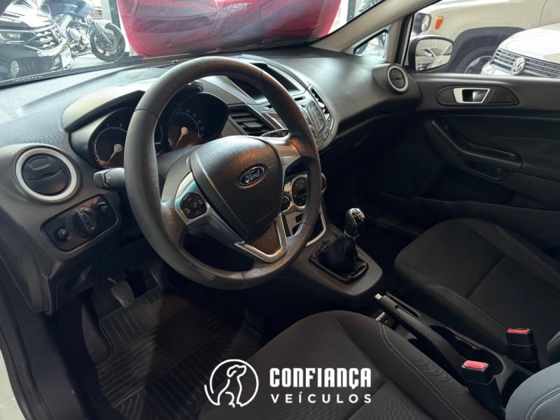 FORD - FIESTA - 2014/2015 - Branca - R$ 45.900,00