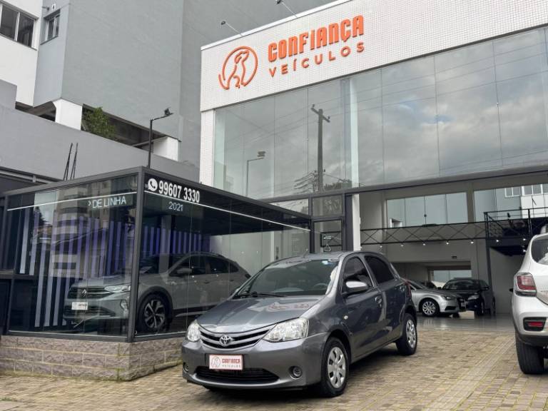 TOYOTA - ETIOS - 2015/2015 - Cinza - R$ 45.900,00