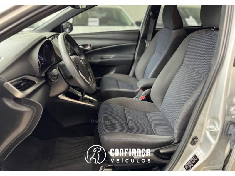 TOYOTA - YARIS - 2021/2022 - Prata - R$ 84.900,00