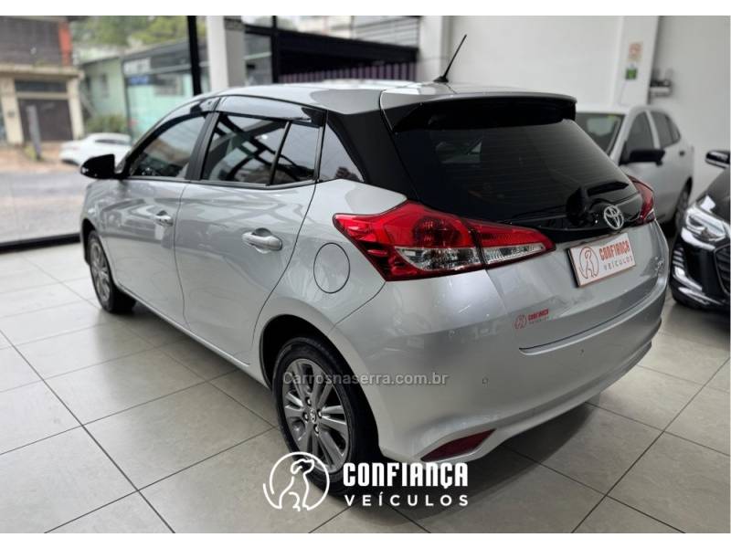 TOYOTA - YARIS - 2021/2022 - Prata - R$ 84.900,00