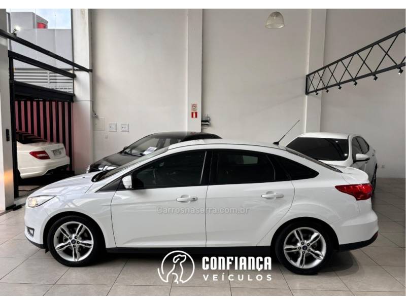 FORD - FOCUS - 2015/2016 - Branca - R$ 59.900,00