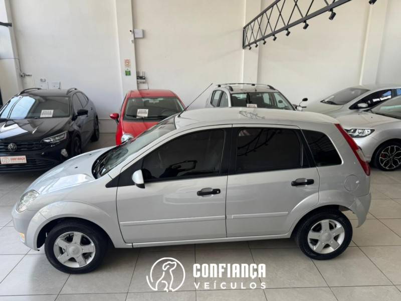 FORD - FIESTA - 2002/2003 - Prata - R$ 19.900,00